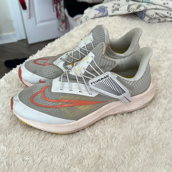 Nike Shoes - Nike Fly ease Velcro running shoes